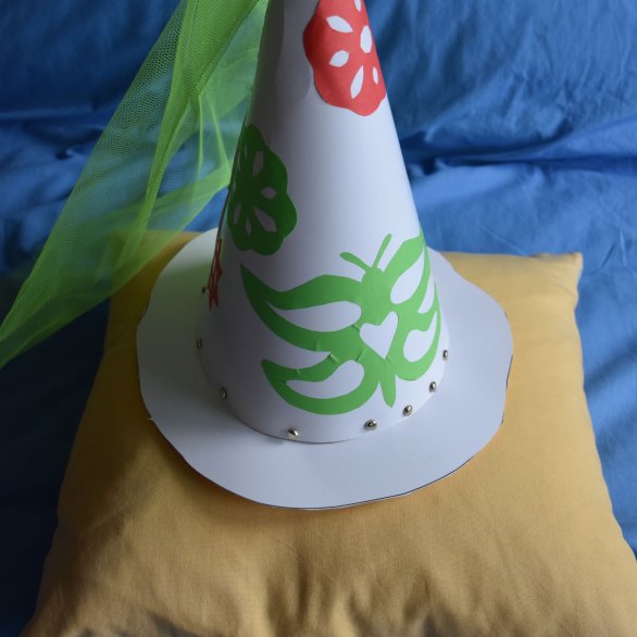 gebastelter Burgfräuleinhut