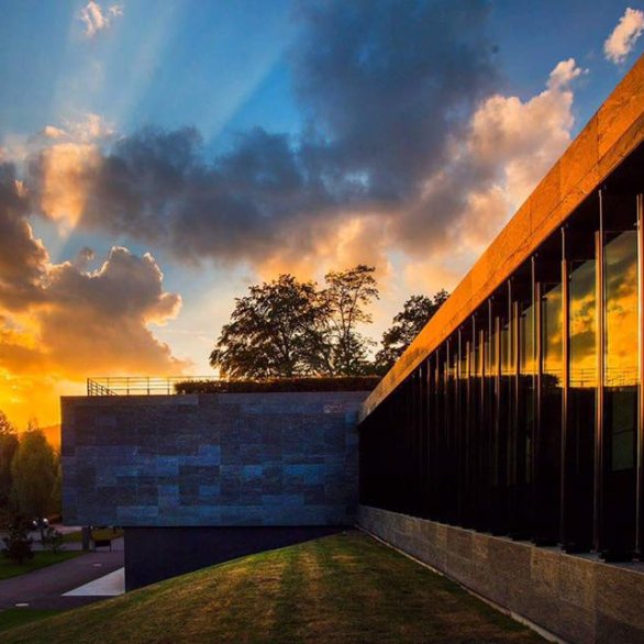 image d'architecture contemporaine au soleil couchant