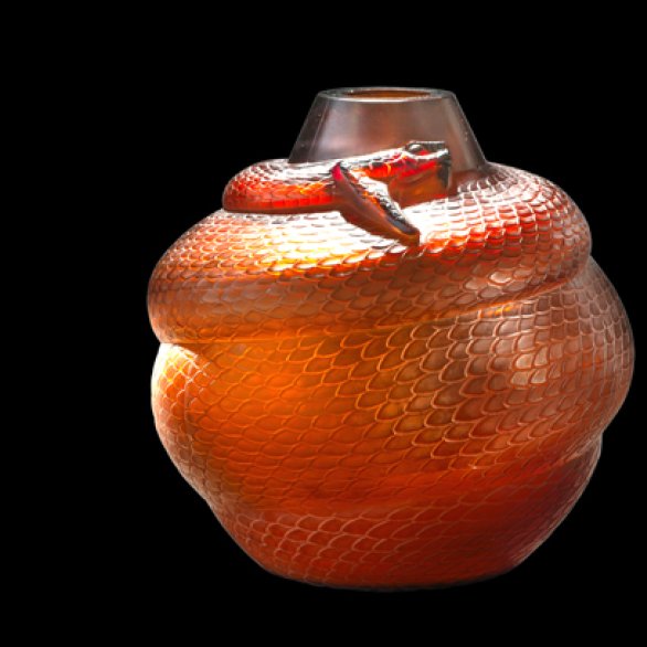 Vase Serpent en verre rouge - le gros serpent dont on voit les écailles est enroulé autour d'un vase rond et a la gueule ouverte au niveau du col du vase