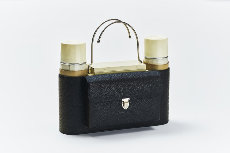 Ein schwarzer Koffer mit zwei Henkeln und zwei Thermosflaschen
