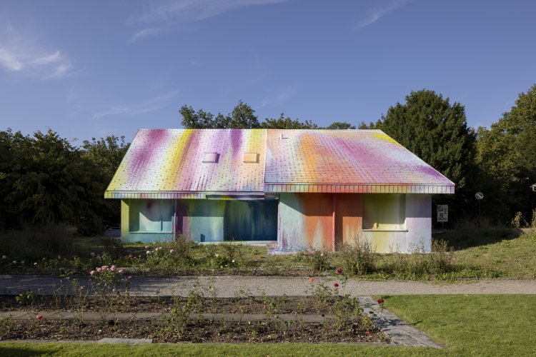 Das von Ash Keating bunt bemalte Haus Germann im Park der Langmatt