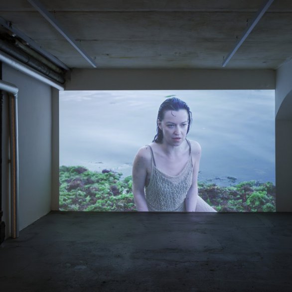 Ausstellungsansicht «Raumfahrt VIII», 2026, Museum Langmatt, Baden, Nefeli Chrysa Avgeris, «Songs from within», 2023, Video, 13:03 min.