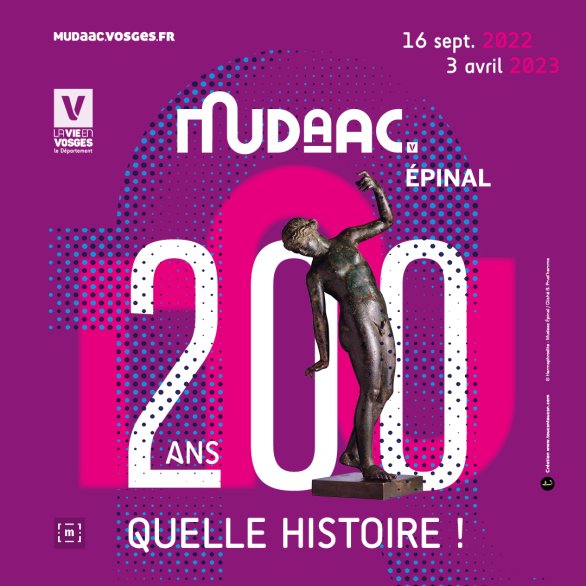 Affiche de l'exposition "200 ans, quelle histoire !" qui représente une statue d'une figure en mouvement sur un fond coloré. On peut apercevoir au fond le symbole du logo du musée qui reprend les lignes architecturales caractéristiques du lieu avec son immense verrière de verre