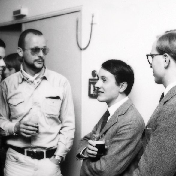 Gerry Schum und Ursula Wevers mit Gilbert & George bei der Eröffnung der Ausstellung »The Paintings« von Gilbert & George im Kunstverein für die Rheinlande und Westfalen, Düsseldorf, 1971