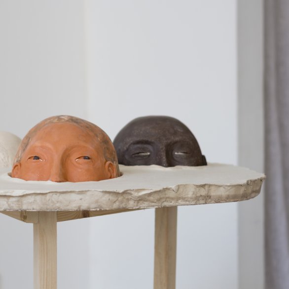 Carolina Fonseca, Baptême, faïence cuite avec émail partiel, 2021. © Carolina Fonseca. Photo : Julie Freichel