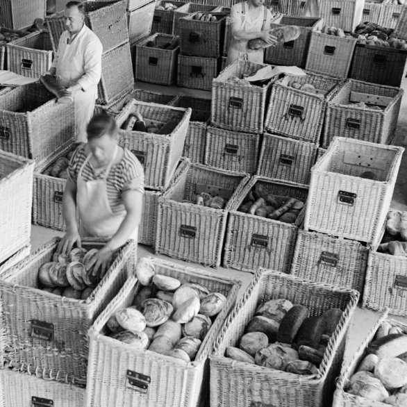 ACV-Grossbäckerei: Arbeiter/innen befüllen Körbe mit Broten, 1936. Foto: Lothar Jeck, Staatsarchiv Basel-Stadt, BSL 1060c 3/10/85C