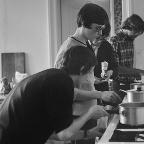 Jugendherberge: Gäste am Kochen in der Gemeinschaftsküche, 1968. Foto: Hans Bertolf, Staatsarchiv Basel-Stadt, BSL 1013 1-3787 2