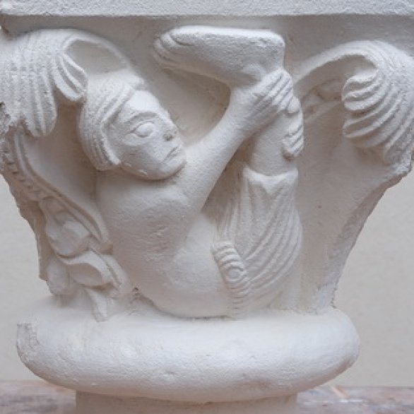 Kapitell mit Skiapode (Schattenfüssler), Basler Münster, nordöstliches Emporenrundfenster des Chors, Ende 12. Jh., Gipsabguss von 2021. Foto: MKK, Walter Derungs