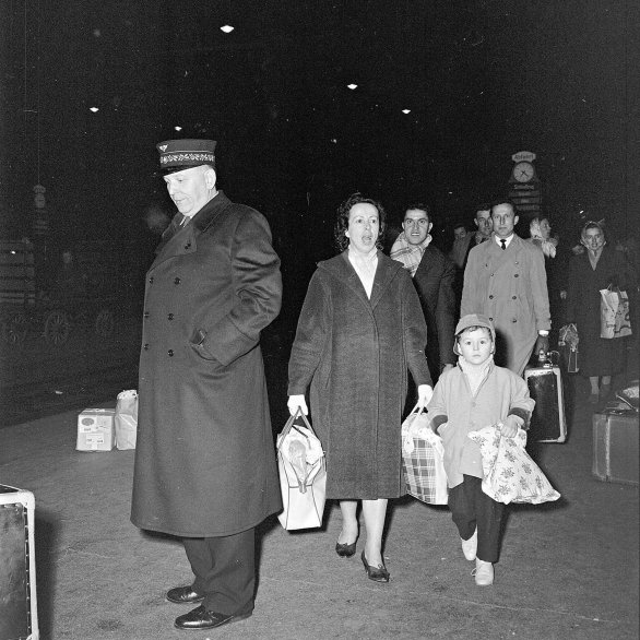 Italienerinnen und Italiener am Bahnhof Basel SBB, 1960. Foto Hans Bertolf, Staatsarchiv Basel-Stadt, BSL 1013 1-1504 1