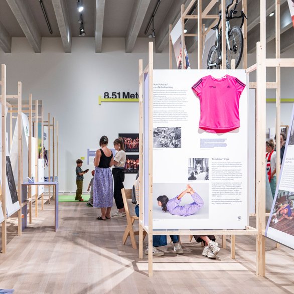 Besucher:innen schauen sich die Sport-Ausstellung an. Bild: Simon Ziffermayer