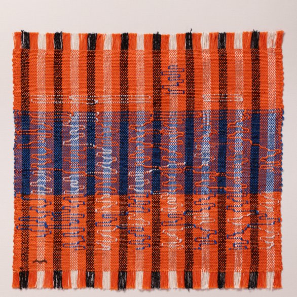 Anni Albers, Intersecting, 1962,Baumwolle und Kunstseide, 40×42 cm, Josef Albers Museum Quadrat Bottrop, Foto: Philipp Ottendörfer  © 2025 The Josef and Anni Albers Foundation/Prolitteris, Zurich