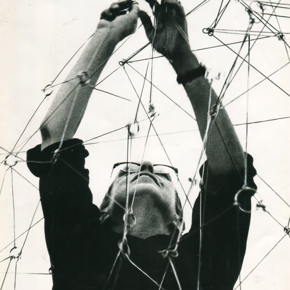 Gego installing Reticulárea. Museo de Bellas Artes, Caracas, 1969.  © Foto: Juan Santana © Fundación Gego