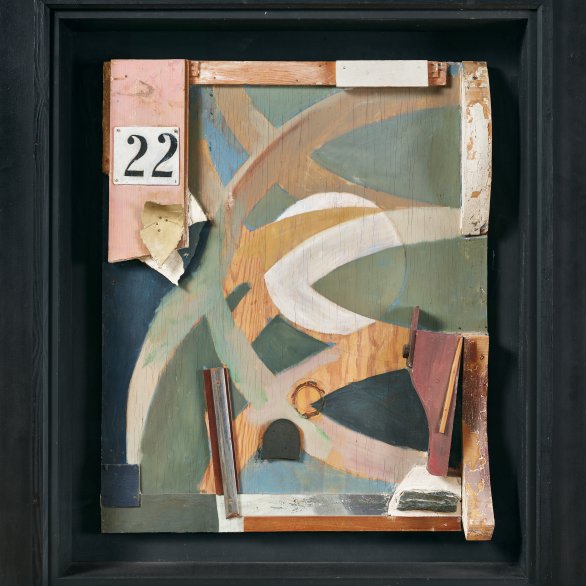 Kurt Schwitters, Die frühlingstür, 1938, Assemblage aus Öl, Holz, Gips, Metall, Schuhabsatz, Pappe und Leder(?) auf Holz genagelt, 87,8 × 72 cm. Courtesy Galerie Gmurzynska