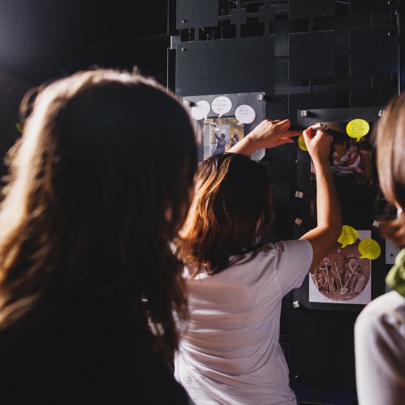 Tandem im Museum Drei Personen im Museum schauen zusammen etwas an und arbeiten zusammen.