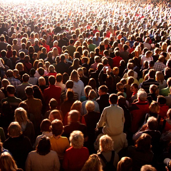 Menschenmasse an Konzert oder Ähnlichem. Von hinten fotografiert. Es sind keine Gesichter zu sehen.