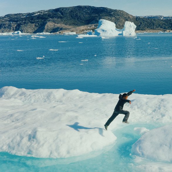 Foto: Julian Schmitt © Alpines Museum der Schweiz Spielende Kinder in Grönland, 2023, Foto: Julian Schmitt © Alpines Museum der Schweiz