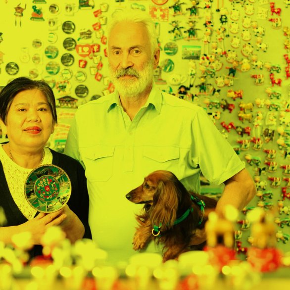 Une femme et un homme, avec leur chien, dans votre boutique de souvenirs.