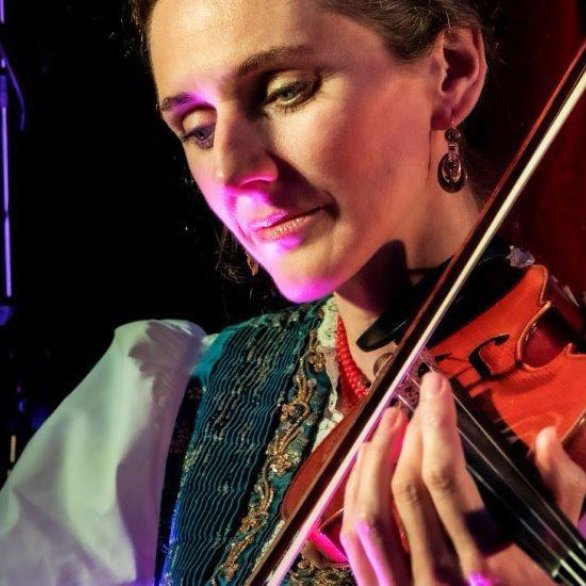 Clarigna Küng au violon lors d'un concert