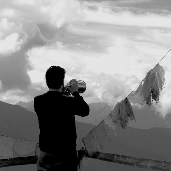 Daniel Woodtli, unter anderem Jazztrompeter, steht vor beeindruckendem Bergpanorama.