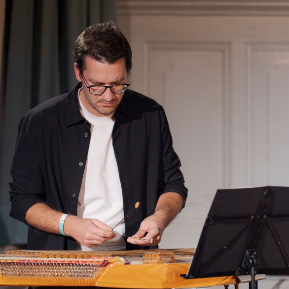 Musicien et compositeur Nayan Stalder au hackbrett.