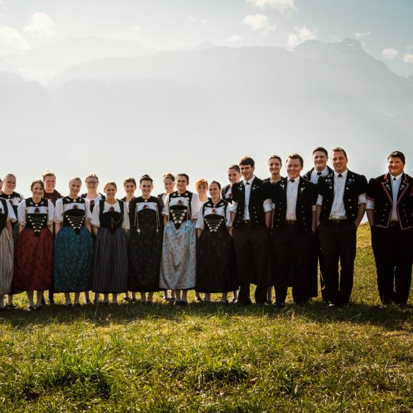 La chorale de yodel « jung&zwäg » avec les montagnes en toile de fond