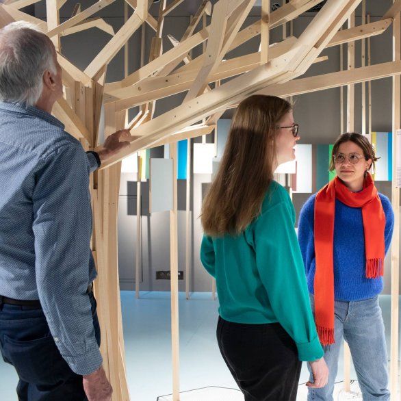 Foto: Anja Wille Schori Ausstellungsbild mit Menschen und Szenografie