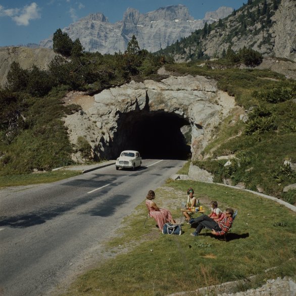 Eine Gruppe picknickt am Strassenrand des Sustenpasses neben einem Tunnel.