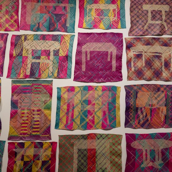 Yee I-Lann. Mansau-Ansau Yee I-Lann: TIKAR/MEJA/PLASTIK (2023), Detailansicht. Pandaus-Gewebe, chemischer Farbstiff, gesammelte Plastikabfälle, Format variabel, Credits: Singapore Art Museum (SAM)