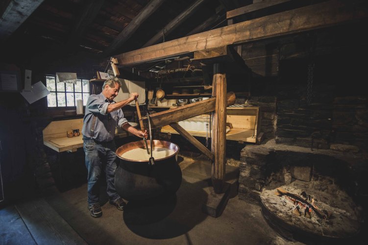 The Ballenberg experts present over 30 different traditional crafts, skills and professions like cheese making.