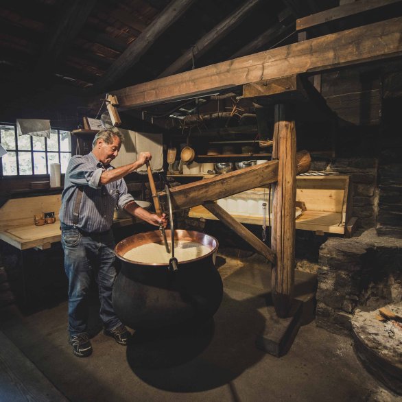 Käsen, Brot backen, über dem Feuer kochen: Das Freilichtmuseum Ballenberg zeigt täglich verschieden Handwerke.