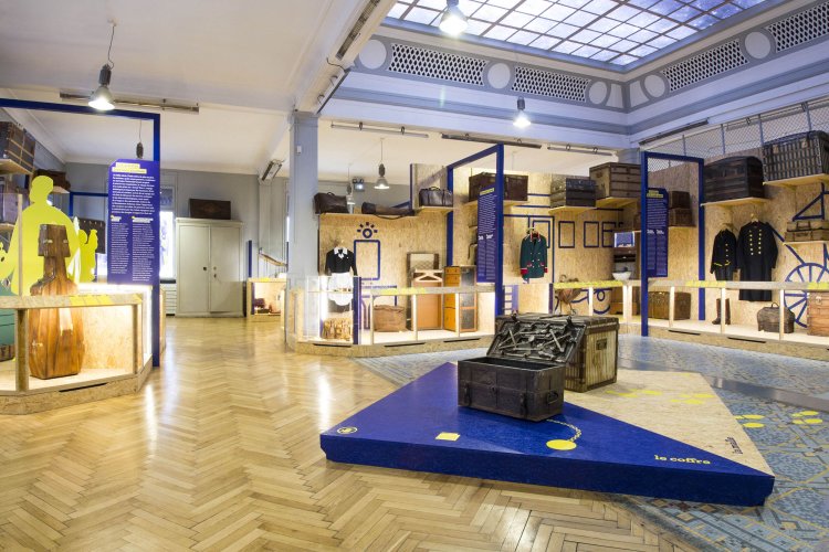 Le musée pose ses valises par le Studio Cynara