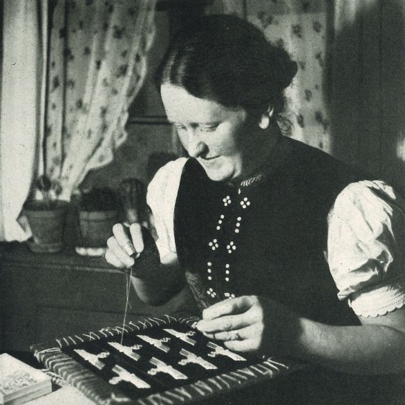 Alwin Tölle, Trachtenstickerin im Dienste der Wehrmacht, um 1939