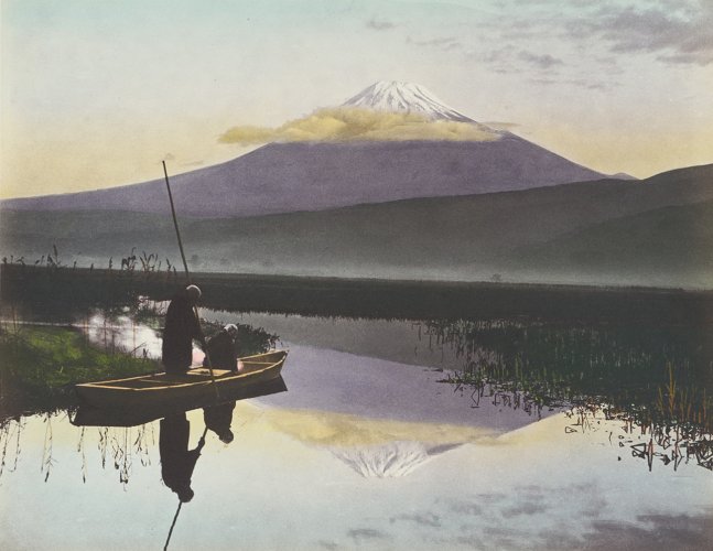 Gemälde,  ein Mensch auf ein Floss auf einem Gewässer, im Hintergrund ist ein Berg zu sehen