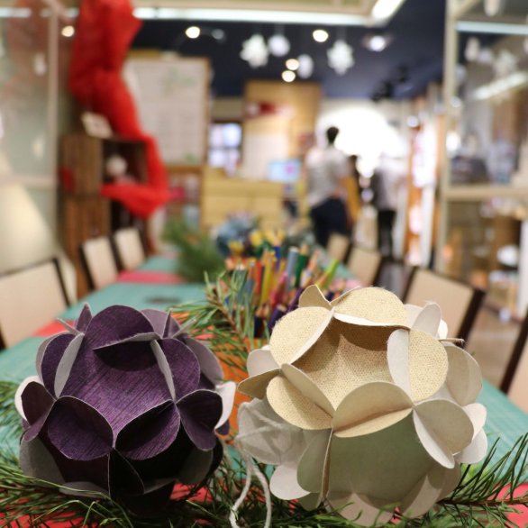 Atelier de Noël : Boules de Noël en papier 3D (à partir de 8 ans) Atelier de Noël : Boules de Noël en papier 3D (à partir de 8 ans)