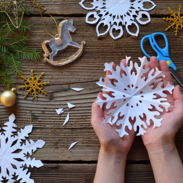 Atelier de Noël : Flocon de neige en papier (à partir de 9 ans) Atelier de Noël : Flocon de neige en papier (à partir de 9 ans)