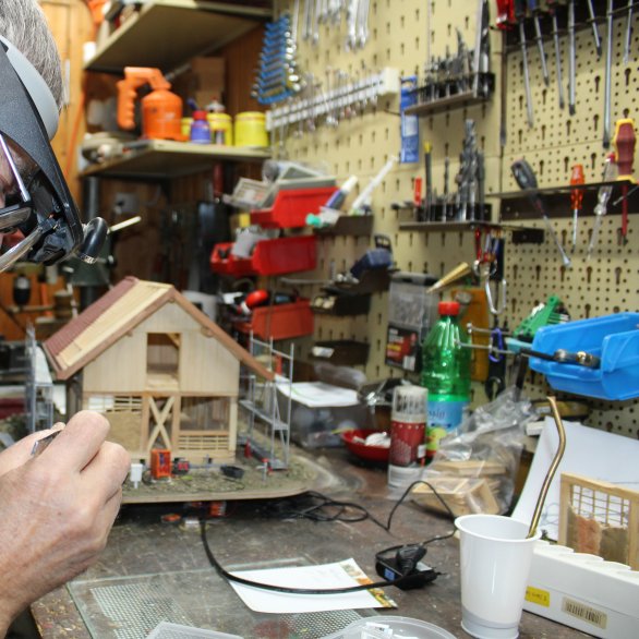 Modellbauer Werner Flaith bei der Arbeit.