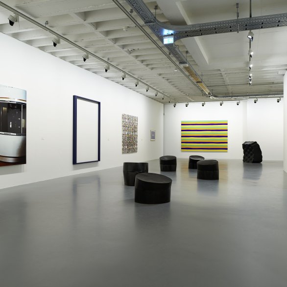 Raumansicht im Obergeschoss des Singener Kunstmuseums: Stahplastiken auf dem Boden und große Arbeiten an der Wand