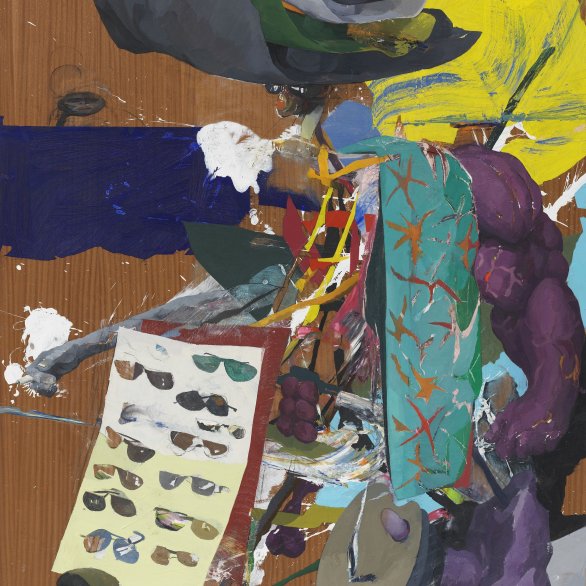 Das Gemälde zeigt eine farbintensive, komplexe Komposition mit abstrakten und figürlichen Elementen. Zu erkennen sind kräftige Gelb-, Blau- und Violettflächen, ein großer schwarzer Hut, violette Gliedmaßen und ein Blatt mit gemalten Sonnenbrillenmotven. Die Formen wirken gestisch überlagert, teils fragmentarisch, und erzeugen den Eindruck von Bewegung, Überfülle und visueller Spannung auf einem holzfarbenen Hintergrund.