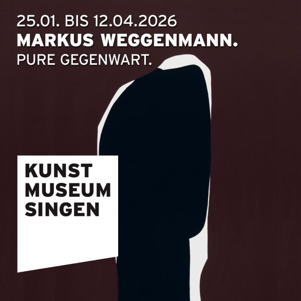 Abstrakte Landschaft in Blau und Weiß mit schwarzer Hügel- und Felsform.