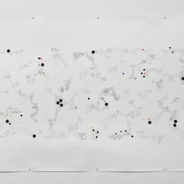 Großformatige Zeichnung mit schwarzen Punkten, feinen Punktmustern und kleinen farbigen Fähnchen.