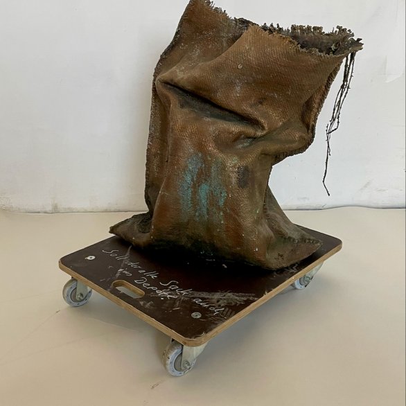 Reiner Schlecker, Soll der alte Sack auch ins Depot, 2021, Bronze patiniert, Transportwagen