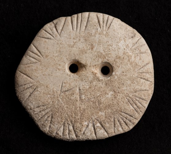 Zierscheibe mit zusätzlichen V-förmigen Ritzstreifen, 3.900 v. Chr. © Museum Ulm, Photo Wolfgang Adler, Stadtarchiv Ulm (2)