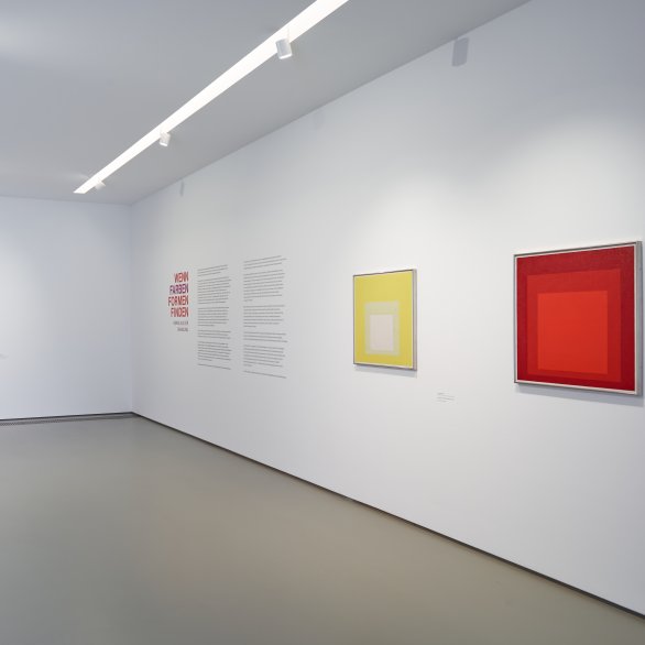Ausstellungsansicht "Wenn Farben Formen finden" mit Werken von Josef Albers, Foto Daniel Scheffold