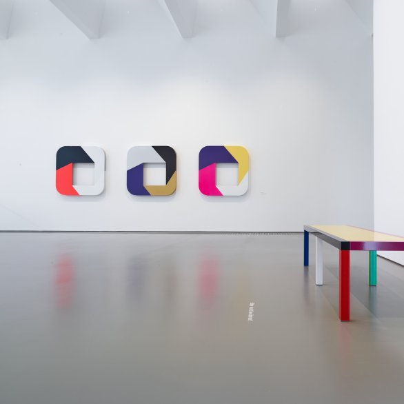 Ausstellungsansicht "Wenn Farben Formen finden" mit Werken von Gerold Miller und Liam Gillick, Foto Daniel Scheffold