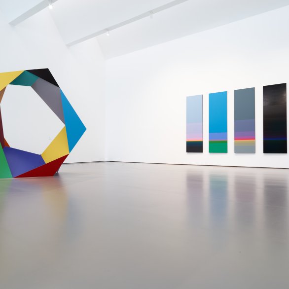 Ausstellungsansicht "Wenn Farben Formen finden" mit Werken von Beat Zoderer und Karl Gerstner, Foto Daniel Scheffold