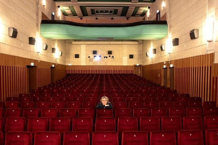 Ein Mann in einem leeren Kino