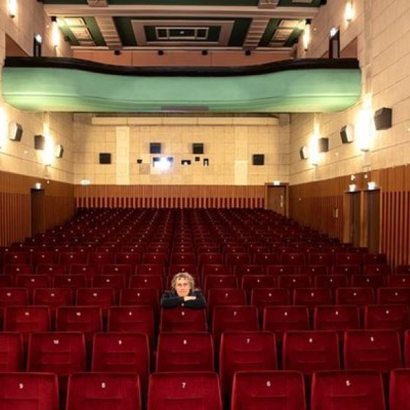 Ein Mann in einem leeren Kino