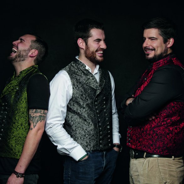 Gilets damassés. Crédit photo : Faon Photography