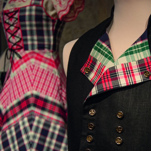 Gilet noir avec kelsch. Crédit photo : Celia Lerch