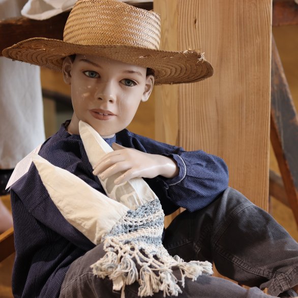 Petit garçon en tenue quotidienne du Kochersberg au début du XXè siècle